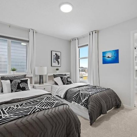 Luxury-4Bed With Ac-86"Tv-Brandnew In Cranston, Calgary Villa Exterior photo