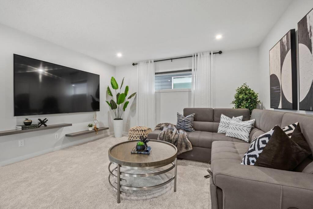 Luxury-4Bed With Ac-86"Tv-Brandnew In Cranston, Calgary Villa Exterior photo