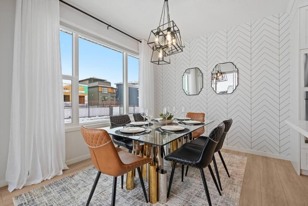 Luxury-4Bed With Ac-86"Tv-Brandnew In Cranston, Calgary Villa Exterior photo